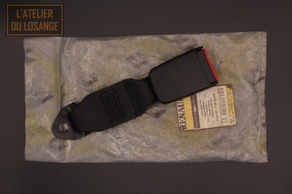 Attache de ceinture de sécurité arrière